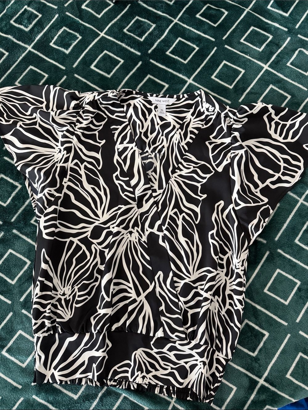 Nine West Black & White Floral V-Neck Flutter Sleeve Blouse